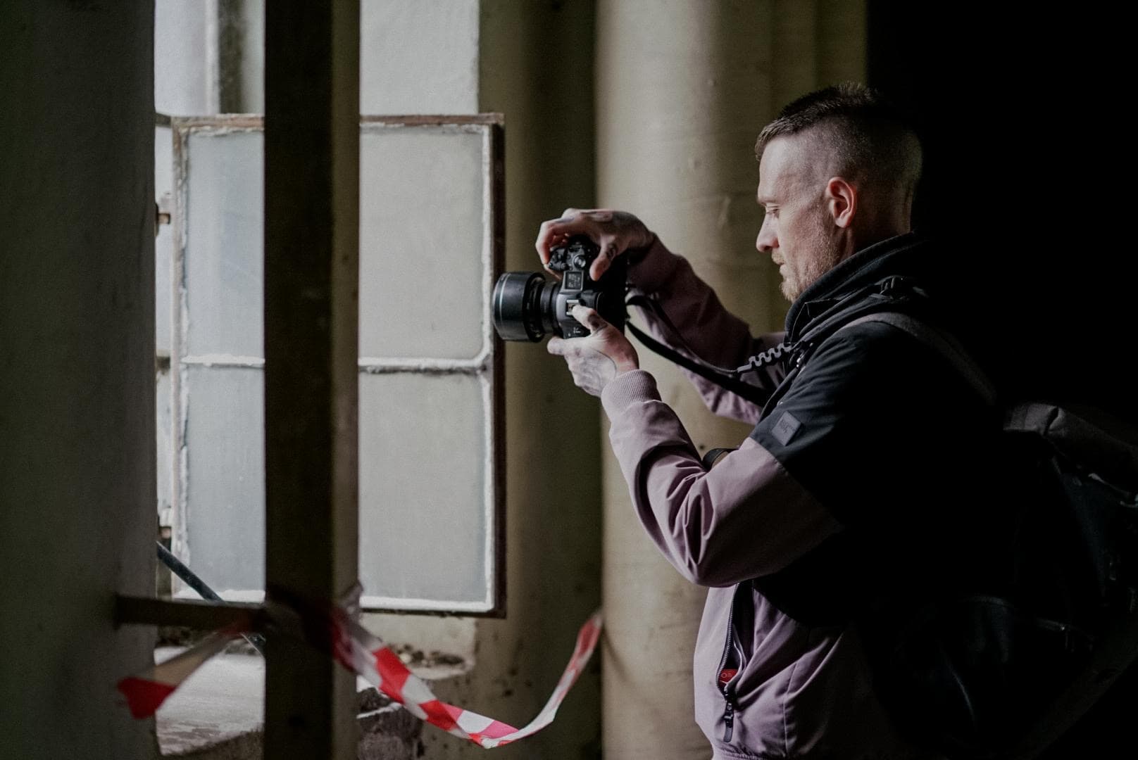Daniel Boberg fotografiert in einem verlassenen Gebäude