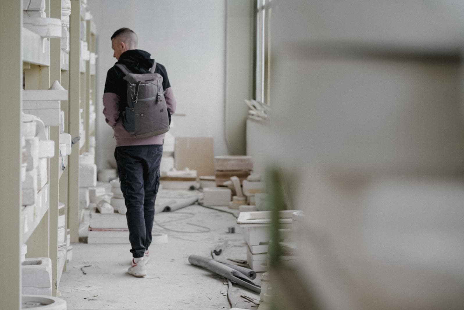 Daniel Boberg unterwegs in einer verlassenen Fabrik