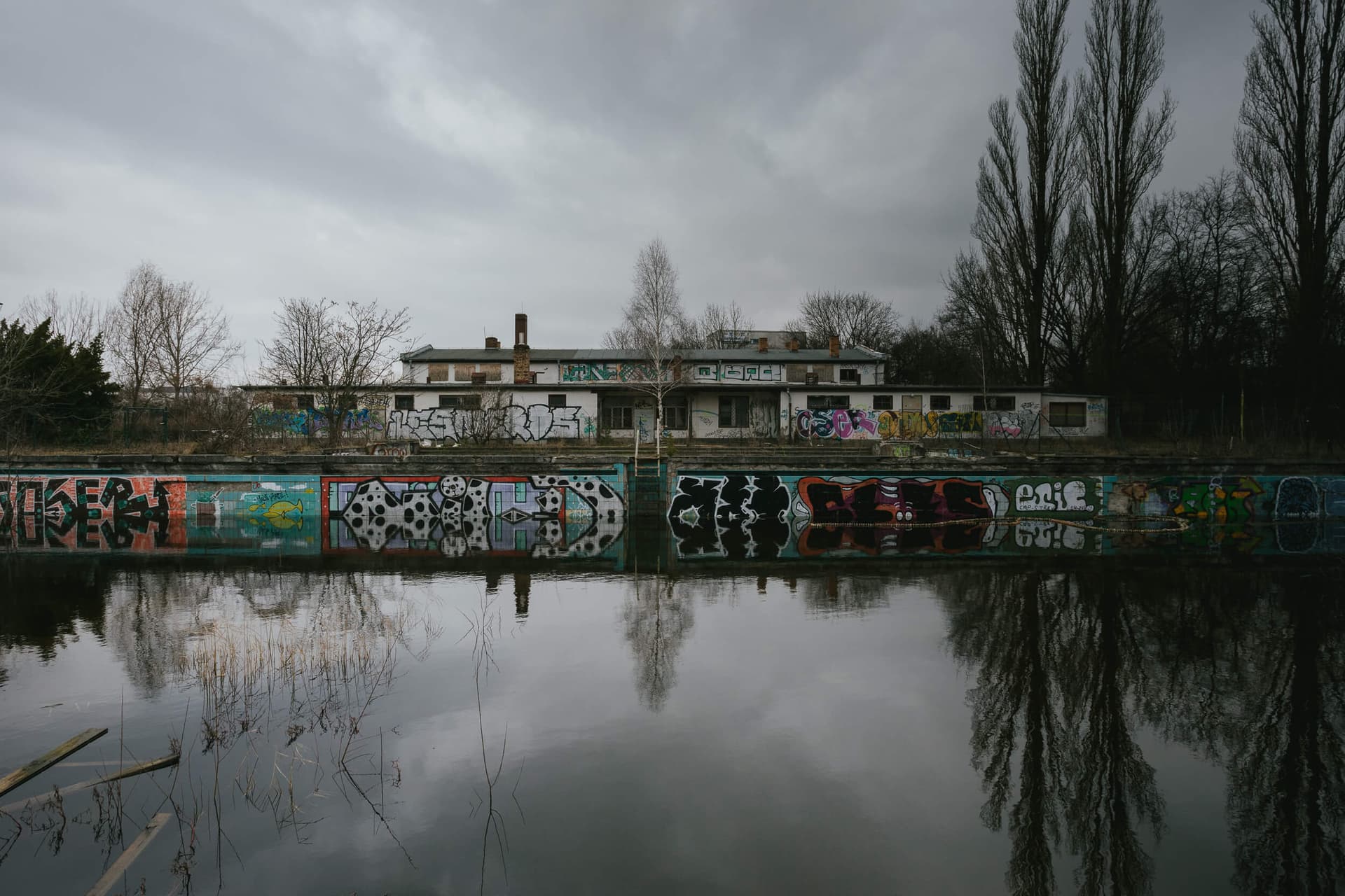 BVB-Freibad Lichtenberg – Außenansicht einer verlassenen Freizeitanlage