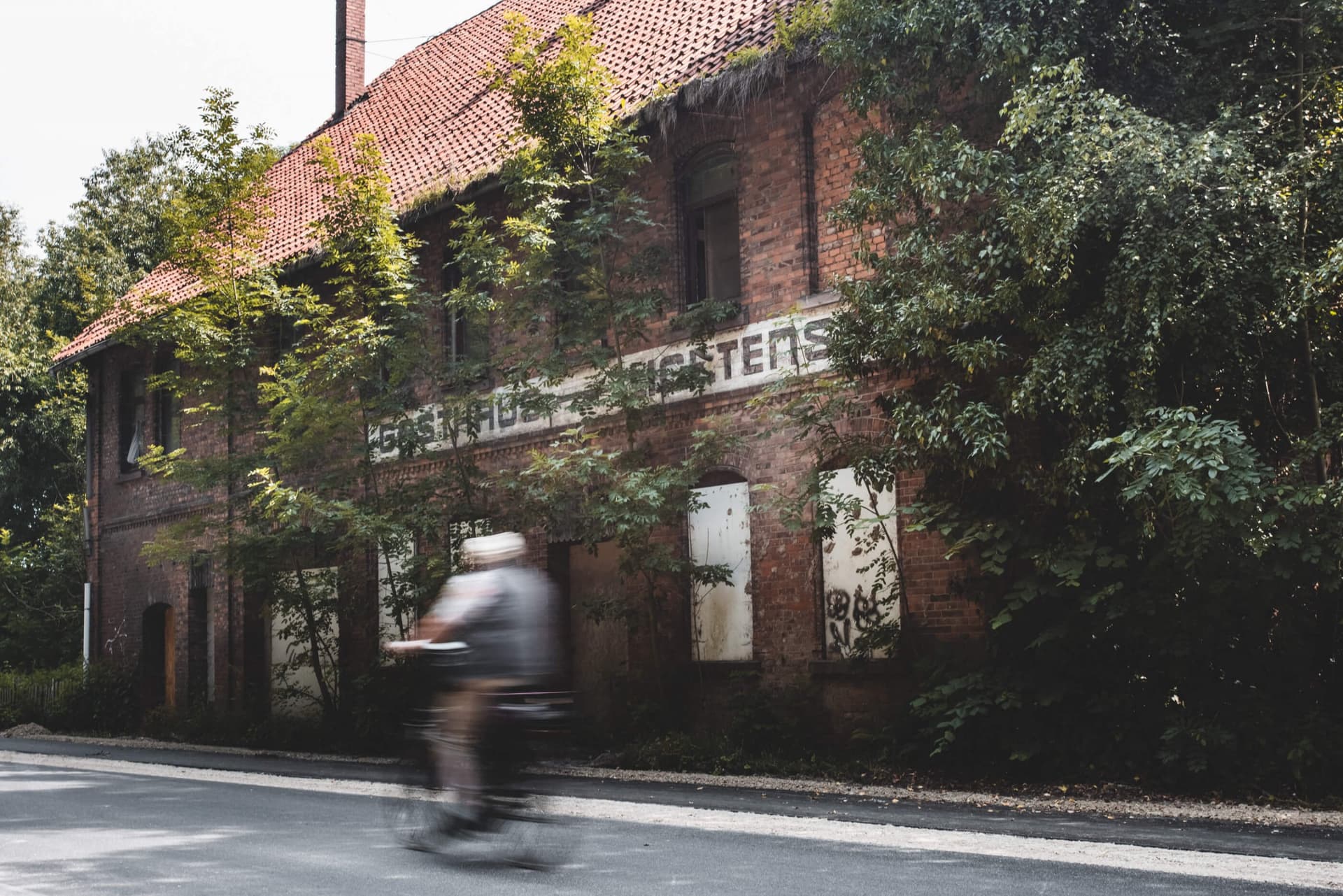 Gasthaus Lichtensruh – Außenansicht eines verlassenen Hotels